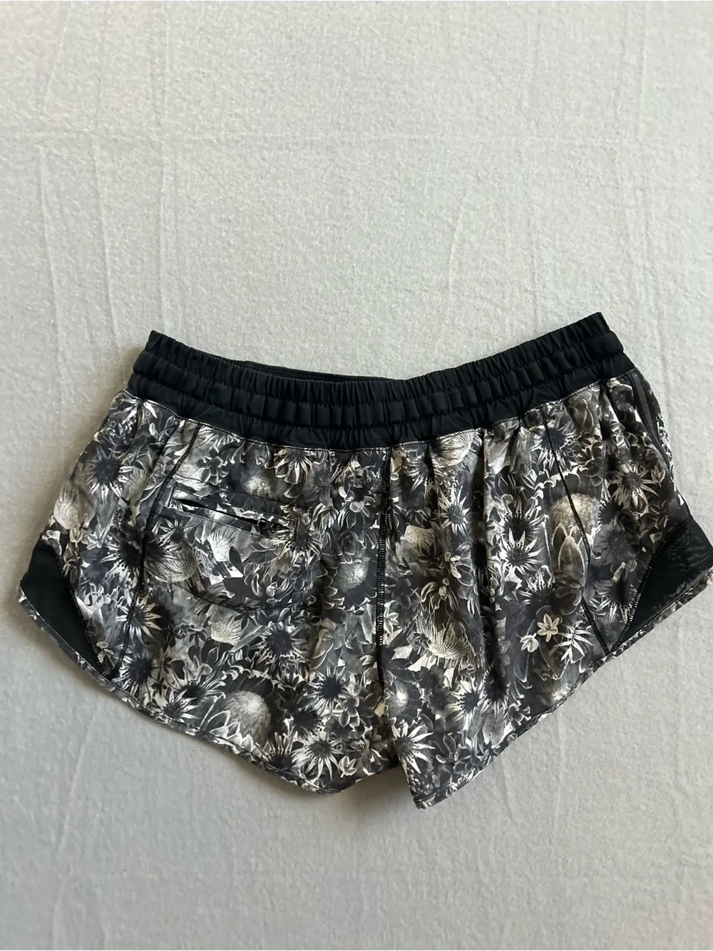 Lululemon Hotty Hot Short 2.5'' in Flowabunga Black Angel Wing Size 8